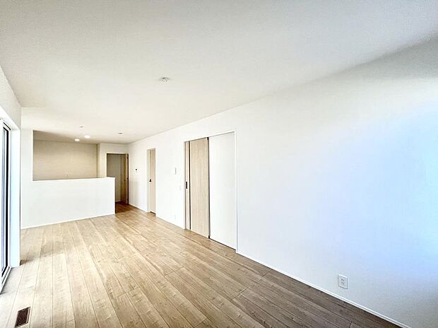 【リビングダイニング】落ち着いた雰囲気のＬＤＫは家族みんなの快適空間  