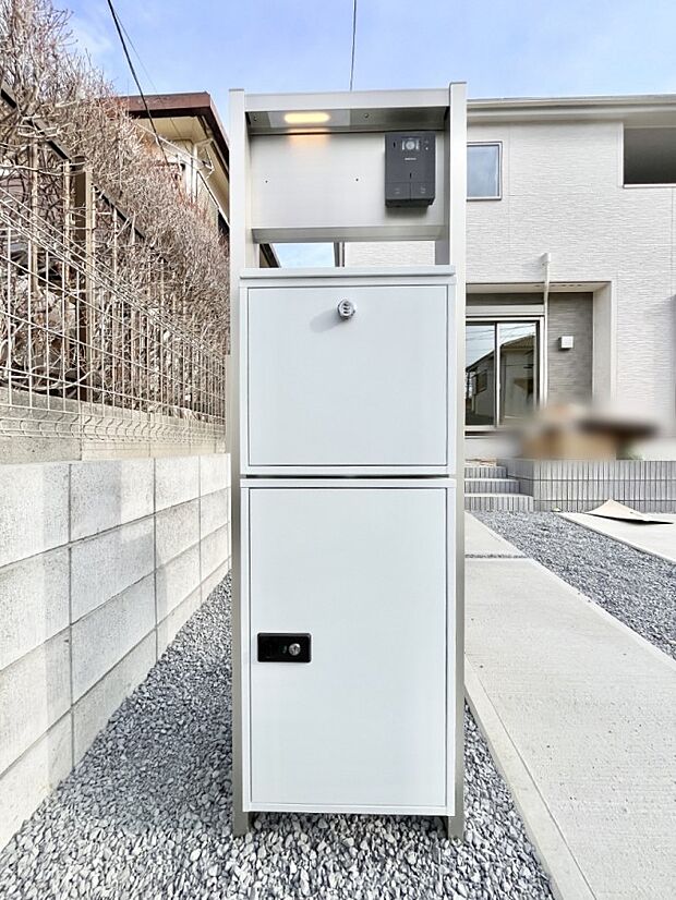【その他現地】表札・インターホン・ポスト・宅配ＢＯＸをひとつに集約。エントランスになじむシンプルデザイン。