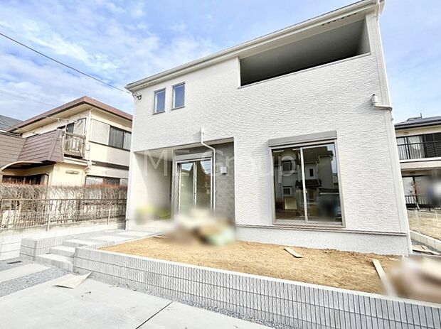 【現地外観写真】シンプルで落ち着きのある建物は住むかたの個性でオリジナルなものになっていきます。