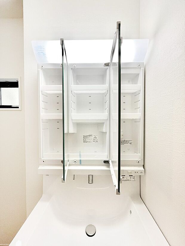 【三面鏡裏収納】三面鏡の裏に、化粧品や衛生用品などを収納可能。洗面台をすっきりと保ちます！