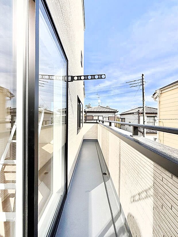 【バルコニー】暖かな陽光が降り注ぐバルコニーはお洗濯におすすめ。爽やかな風も心地よいです。 