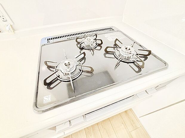 【Ｓｉセンサーコンロ】ガスコンロはＳｉセンサー搭載。火力調節や焦げ付き・消し忘れも防いでくれます。