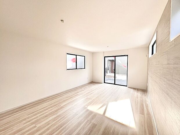 【リビングダイニング】明るい陽光が注ぎ、寛ぎの雰囲気に満たされるリビング・ダイニング。 