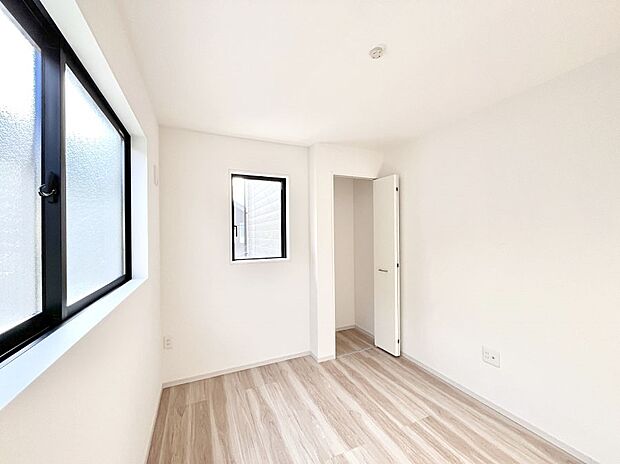 【寝室】収納が充実しているので居住スペースを広々使えます  