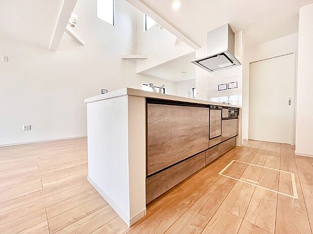 【ダイニングキッチン】オープンなカウンターキッチンはご家族とのコミュニケーションもとりやすいです！