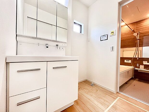 【洗面台・洗面所】ゆとりの洗面スペースで朝の身支度もスムーズに