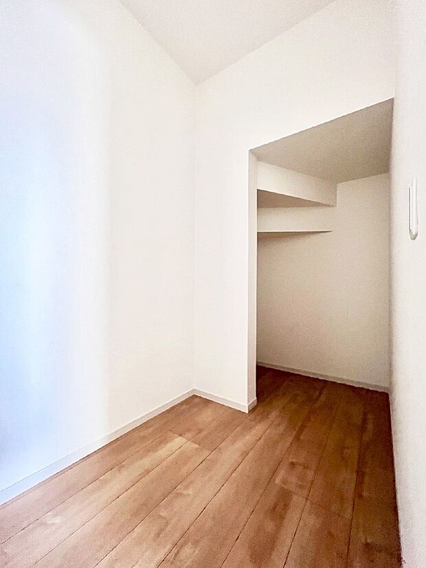 【ウォークインクローゼット】リビング内にウォークインクローゼット付きで生活空間を広く利用できます。