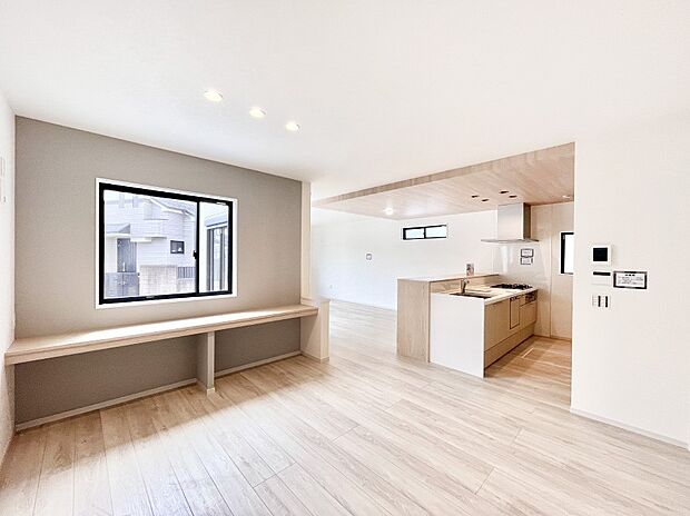 【ダイニング】明るい陽光が注ぎ、寛ぎの雰囲気に満たされるダイニング。