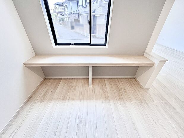 【その他内観】LDKのスタディカウンターはお子様の宿題やテレワークに便利ですね。