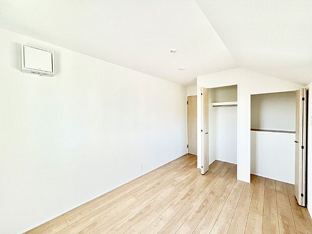 【寝室】収納が充実しているので居住スペースを広々使えます