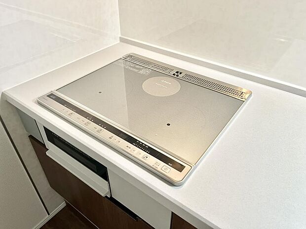 【IHクッキングヒーター】IHクッキングヒーターは天板の調理面がフラットなので調理後はサッと一拭きするだけ!