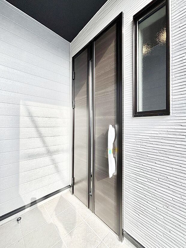 【玄関】玄関前は雨が降っても濡れにくい屋根付き