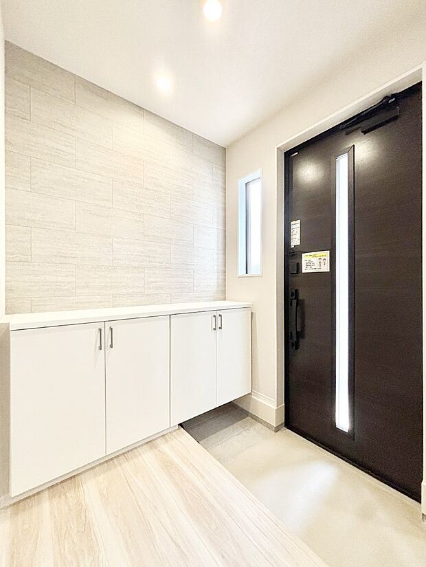 【玄関】ガラススリットの入った玄関ドアが室内に光を届けてくれます