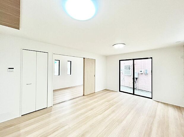 【ダイニング】隣接の洋室を開放すればさらに広々空間に