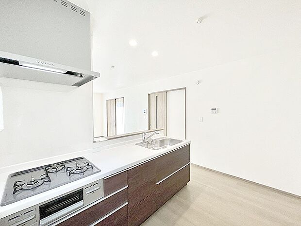 【ダイニングキッチン】リビングで遊ぶお子様を見守りながらお料理ができる対面キッチン。