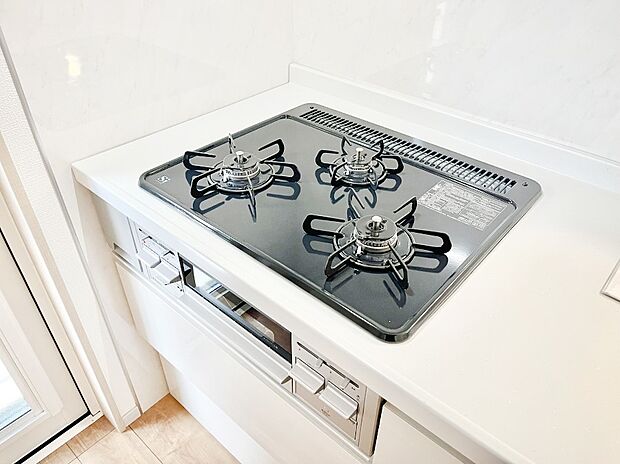 【Siセンサーコンロ】ガスコンロはSiセンサー搭載。火力調節や焦げ付き・消し忘れも防いでくれます。