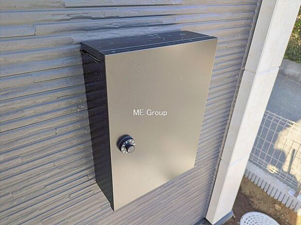 【その他現地】シンプルデザインのポスト。