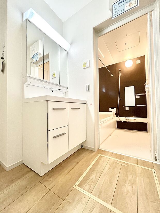 【脱衣場】清潔感のある快適空間です。毎日の身支度も気持ち良くお使い頂けます。