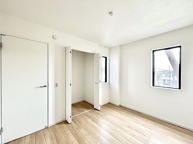 【寝室】収納が充実しているので居住スペースを広々使えます