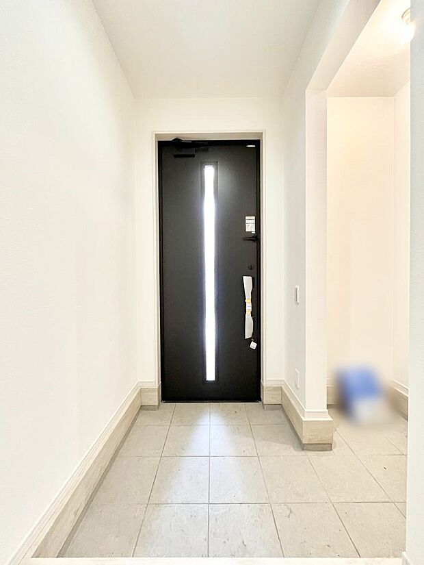 【玄関】ガラススリットの入った玄関ドアが室内に光を届けてくれます