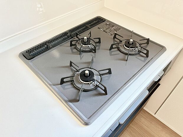 【Siセンサーコンロ】ガスコンロはSiセンサー搭載。火力調節や焦げ付き・消し忘れも防いでくれます。