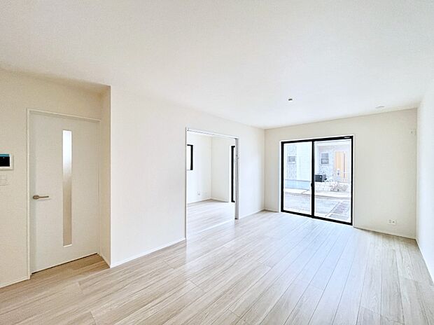 【リビングダイニング】大きな窓からたっぷりの陽光と風を感じられるリビング