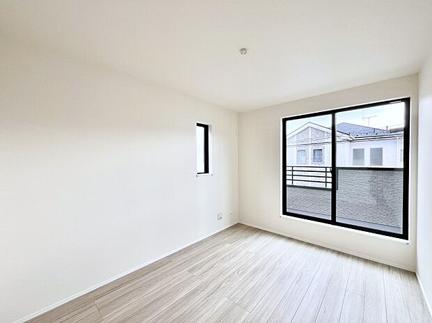 【寝室】使いやすい形でベットや家具の置き方にも困ることもありません。   