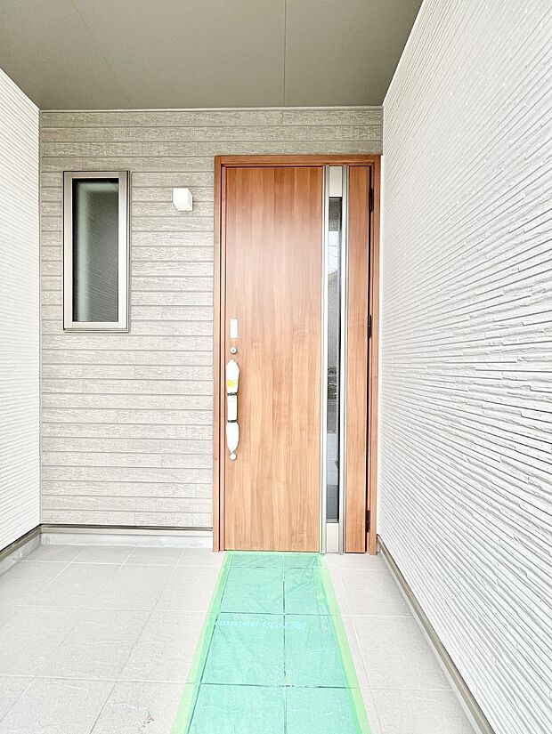 【玄関】大切な家族、来客を出迎える玄関。