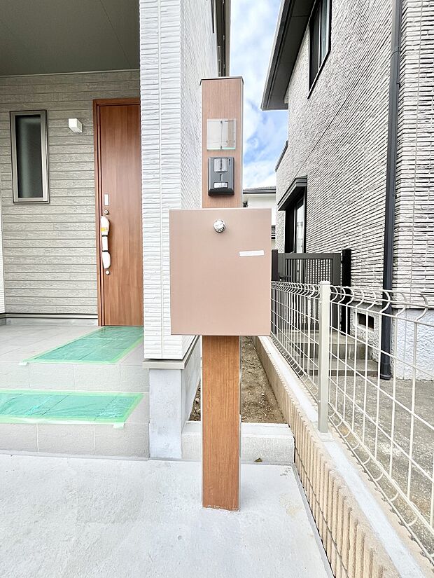 【その他現地】シンプルデザインのポスト。