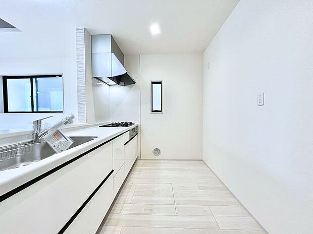 【ダイニングキッチン】爽やかな風が通り抜けるキッチン。窓があるので明るく換気にも役立ちます。