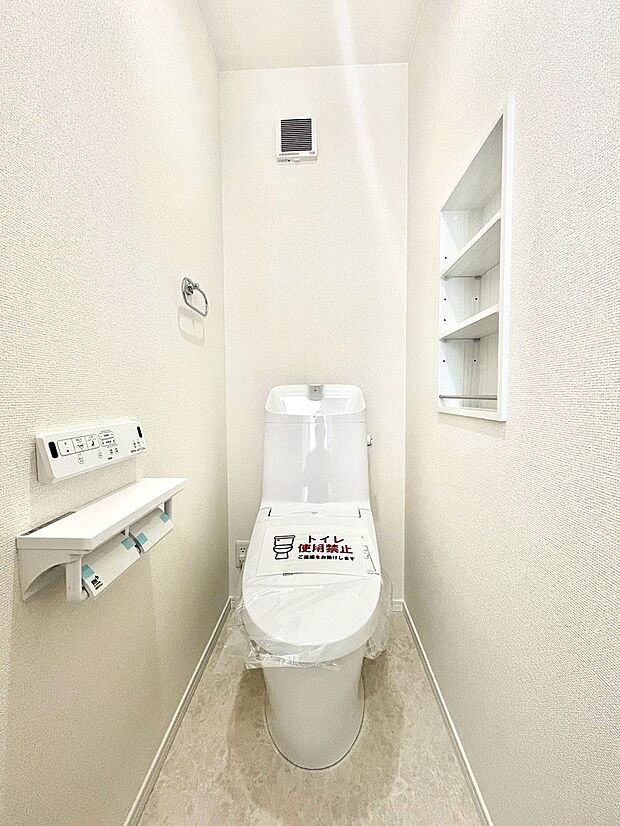 【トイレ】トイレは1階と2階それぞれに配置されていてとても便利です。 