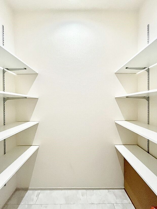 【収納】物が溢れがちな家族共有の小物や日用品などをたっぷり収納できる廊下の収納スペース!