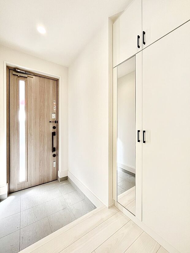 【玄関】ミラー付きシューズボックスはお出かけ前の身だしなみチェックに便利