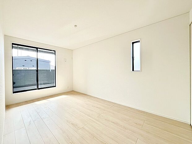 【寝室】明るいバルコニーサイドに洋室を設置。目覚めの良い寝室に。