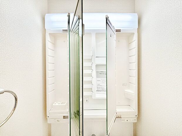 【三面鏡裏収納】三面鏡の裏に、化粧品や衛生用品などを収納可能。洗面台をすっきりと保ちます!