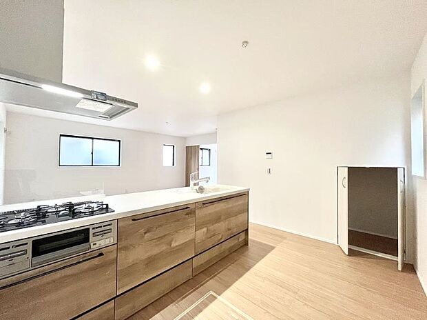 【ダイニングキッチン】料理をしながらでもご家族との会話を楽しめる対面キッチン