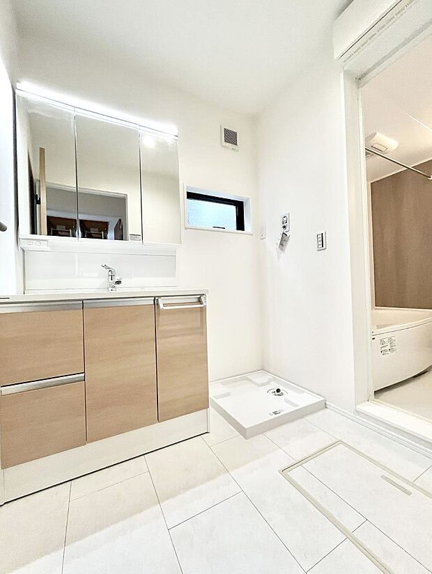 【脱衣場】清潔感のある快適空間です。毎日の身支度も気持ち良くお使い頂けます。