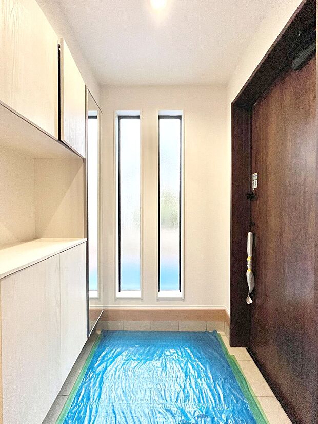 【玄関】明るい玄関はお客様をお出迎えするのにぴったりです!