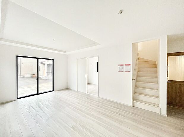 【リビングダイニング】リビング階段、毎日大切な家族とコミュニケーションがとれる家族思いの間取り