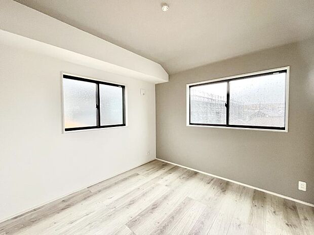 【寝室】アクセントクロスがお部屋全体を明るい印象にしてくれます