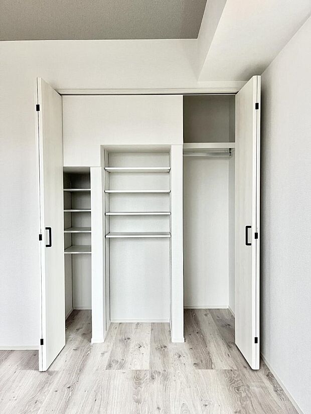 【収納】洋室のクローゼット。奥行きがあるので厚手の衣類もすっきり。整理しやすい可動棚付き。