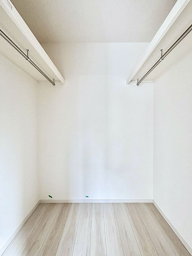 【ウォークインクローゼット】ウォークインクローゼット付きで生活空間を広く利用できます。