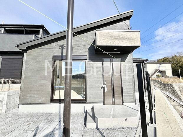 【現地外観写真】シンプルで落ち着きのある建物は住むかたの個性でオリジナルなものになっていきます。