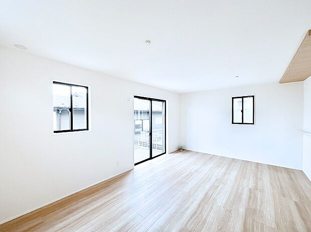 【ダイニング】自然光が取り込まれ、家族団らんの場所を明るく演出