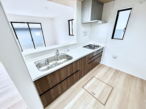 【ダイニングキッチン】爽やかな風が通り抜けるキッチン。窓があるので明るく換気にも役立ちます。