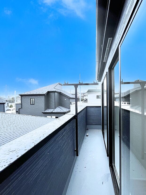 【バルコニー】2部屋にまたがるバルコニー。晴れた日には洗濯物も気持ちよく干せそうですね。