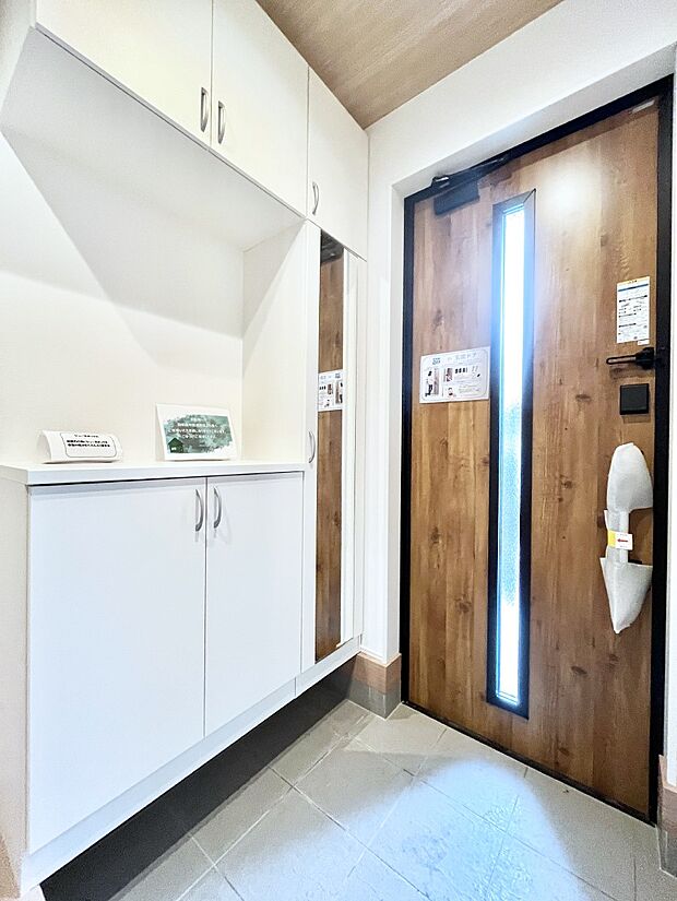 【玄関】ミラー付きシューズボックスはお出かけ前の身だしなみチェックに便利