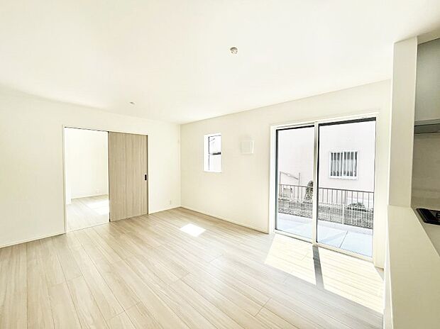 【ダイニング】隣接の洋室を開放すればさらに広々空間に