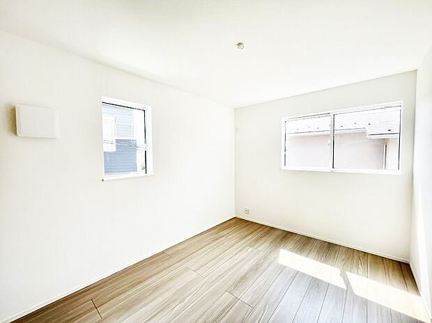 【寝室】2面採光なので、明るく風通しも良く心地良い生活が送れます。