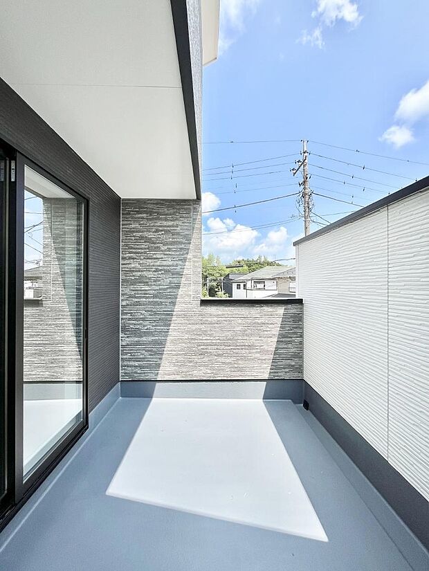 【バルコニー】ゆったりバルコニーだから沢山お洗濯ものを干せます。